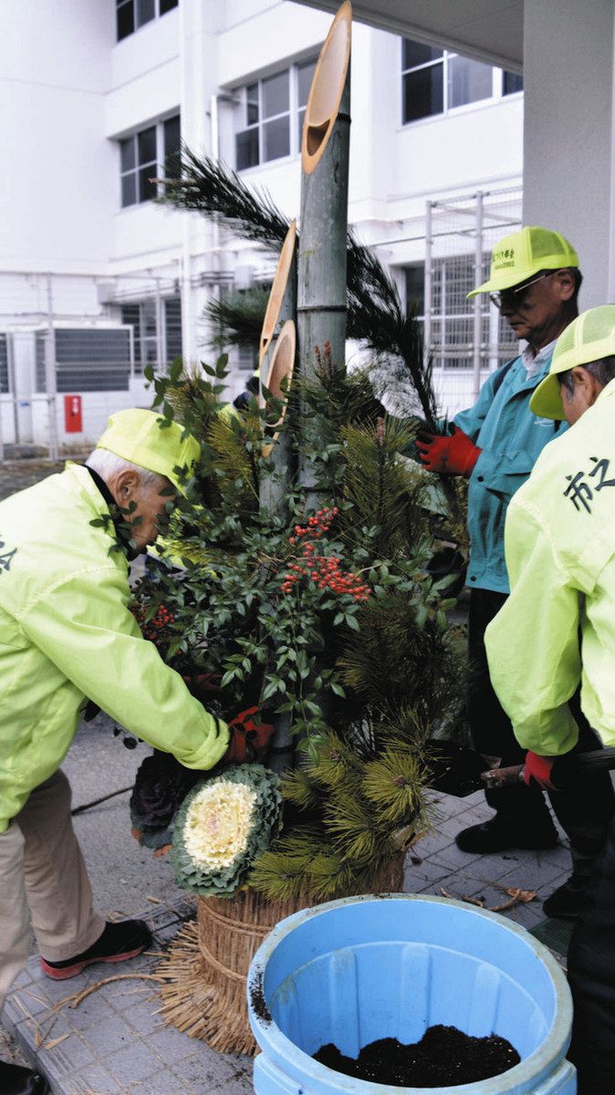 ナンテンや松を飾り付けて門松をつくる参加者ら＝多治見市市之倉小で

