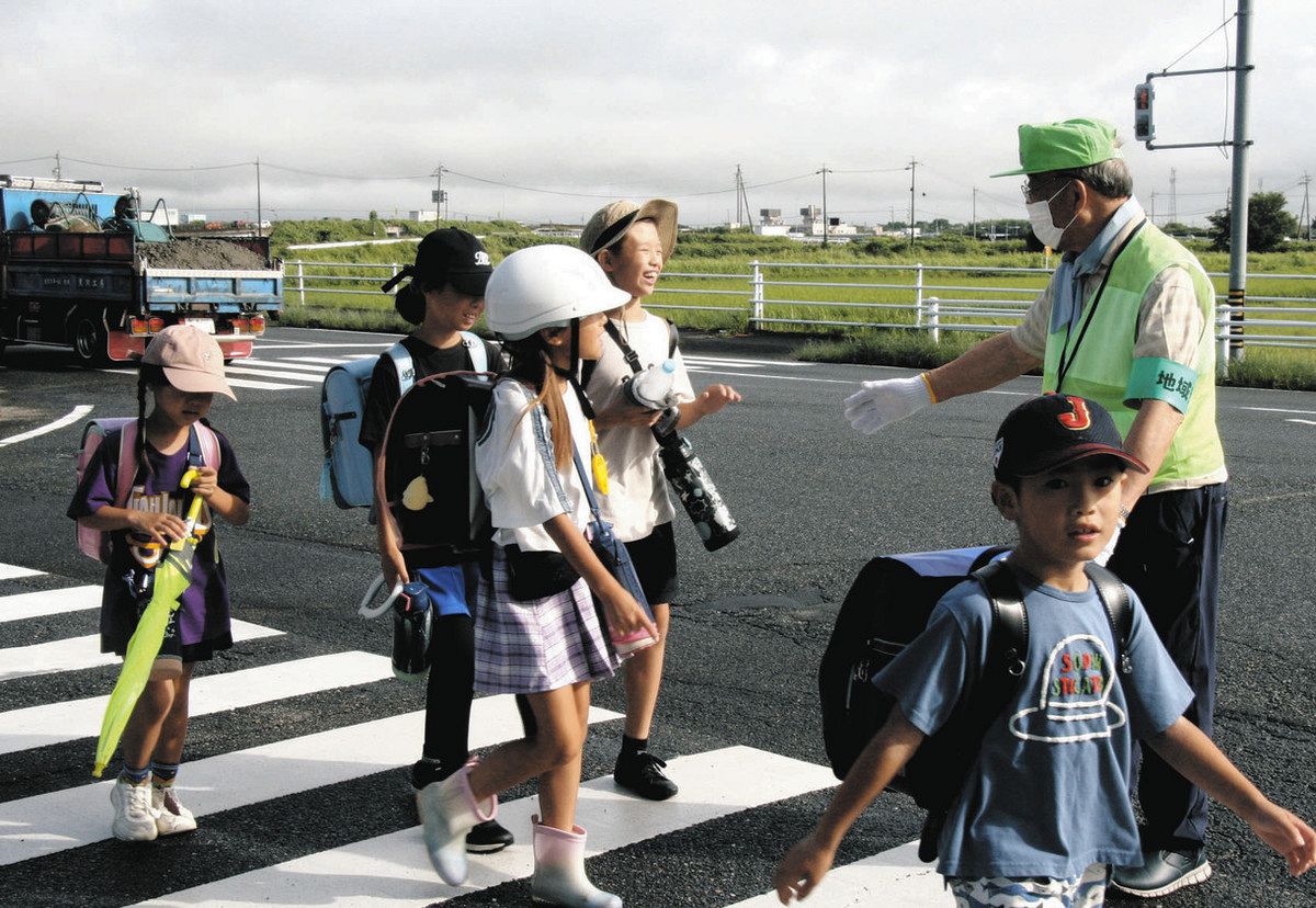 最終日も元気に見守り活動をする西川さん＝津市野田で
