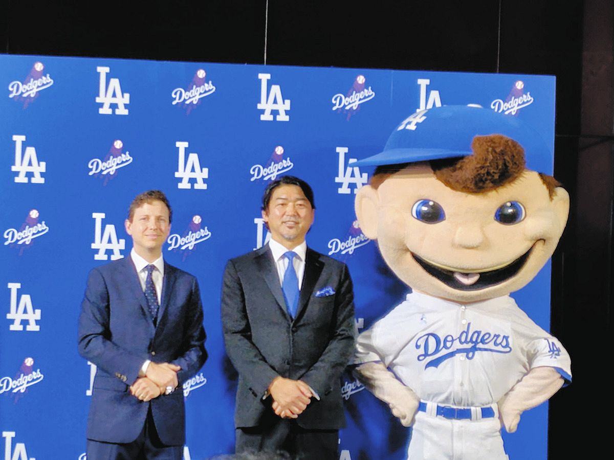 記念撮影に納まるドジャースＯＢの齋藤隆さん（中央）。左はマイケル・スペトナーさん（ドジャースビジネス戦略・アナリティクス担当部長）、右は球団マスコットのミスターボブルヘット＝東京・虎ノ門のＴＯＫＹＯ　ＮＯＤＥ　ＧＡＬＬＥＲＹで