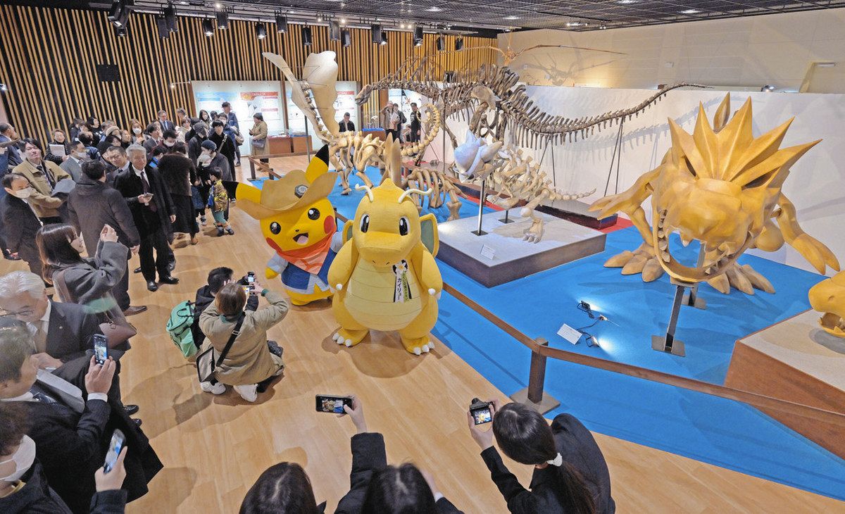 カセキポケモン」と本物を見比べて 福井県立恐竜博物館で