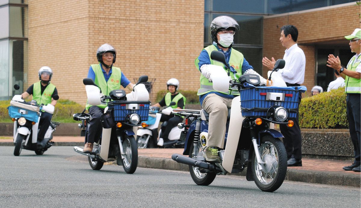 販売店が犯罪抑止に協力、新聞配達バイクにドラレコ 袋井市役所で出発 