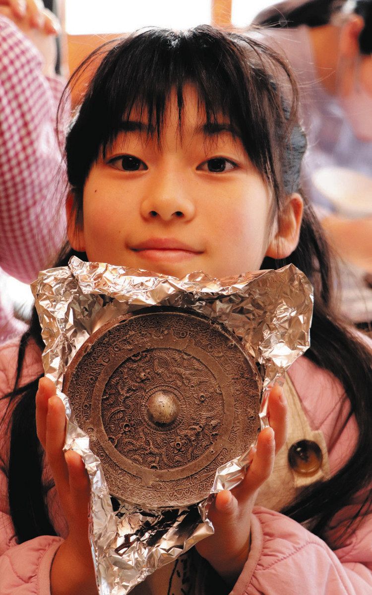 本物そっくりな銅鏡チョコ 犬山で出土品をモデルに手作り体験：中日新聞Web
