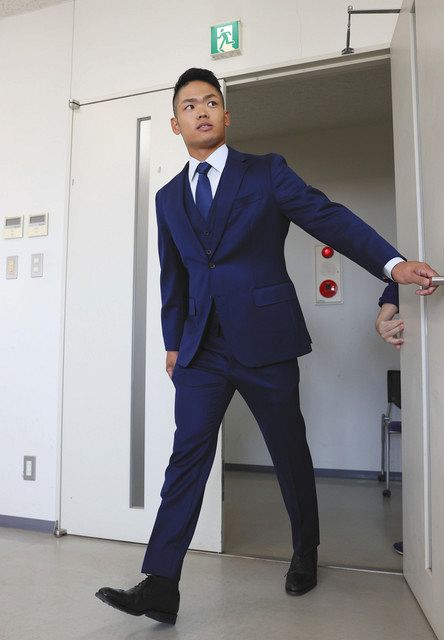 写真 ビシっとスーツ姿の根尾 佐藤 松葉ら 中日スポーツ 東京中日スポーツ