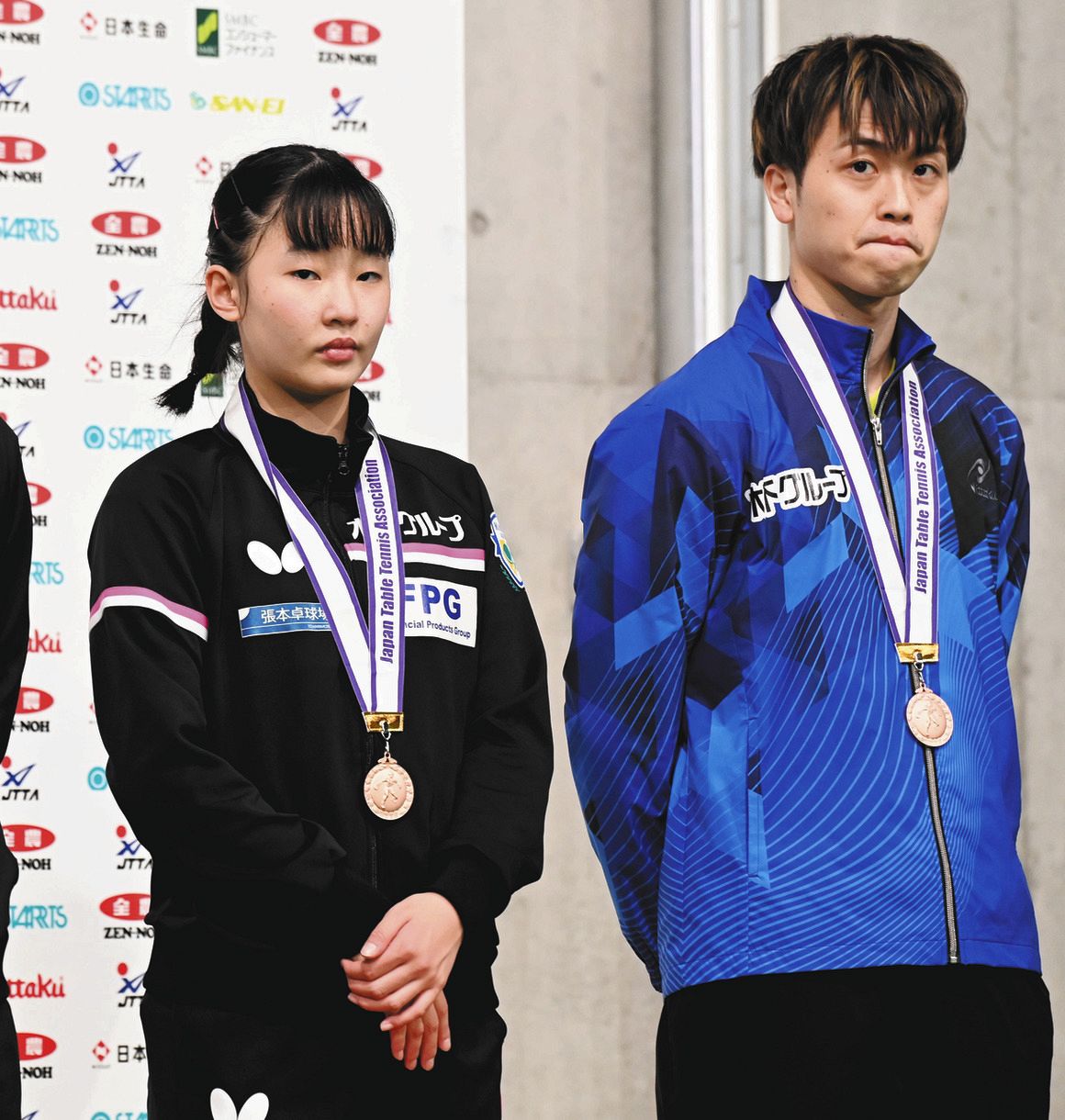 銅メダルを首から下げ、悔しげな表情を見せる張本・田添ペア