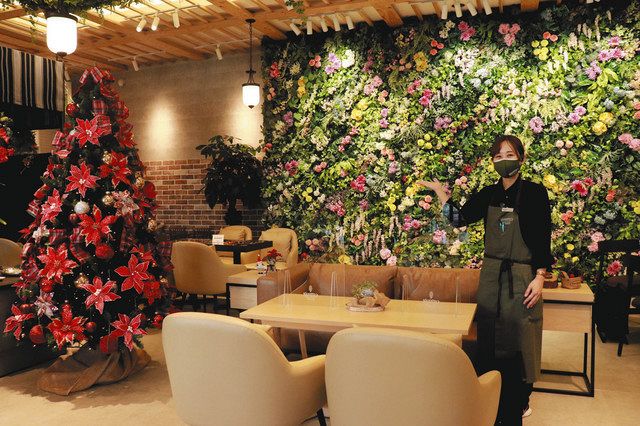 色とりどりの造花に囲まれたカフェを紹介する巳ノ瀬さん＝大垣市東町の「Ｂｌｏｏｍｙ’ｓ花カフェ＆ウエディング」で 