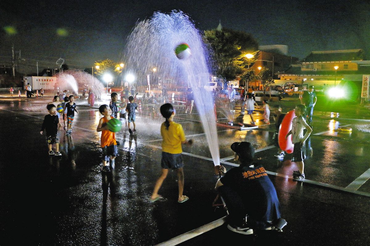 夏の夜、消防団が消すのは火ではなく暑さ！ 岐阜県池田町でずぶぬれイベントのサムネイル