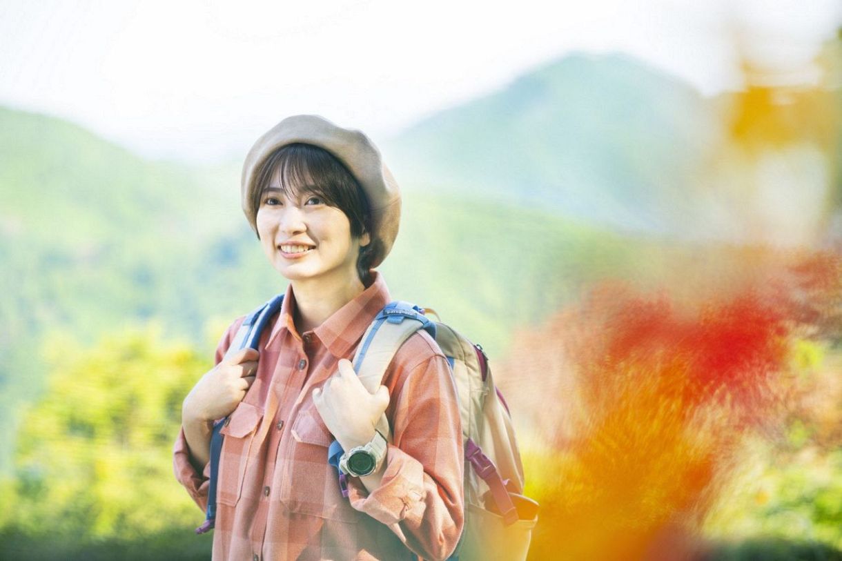志田未来　胸 志田未来主演ドラマ「下山メシ」のビジュアル解禁 主人公が雄大な山々の中にたたずむ：中日スポーツ・東京中日スポーツ