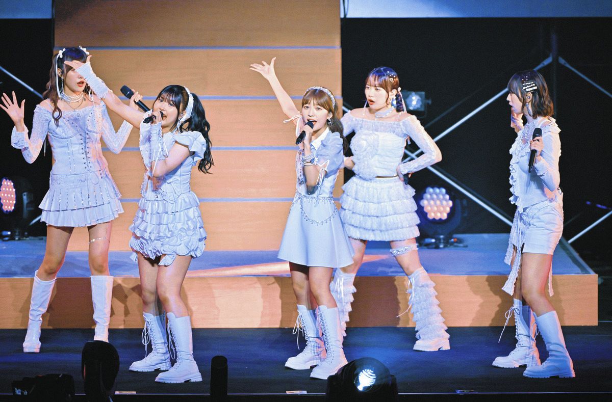 ◇卒業公演で熱唱するBEYOOOOONDSの島倉りか【写真複数】：中日