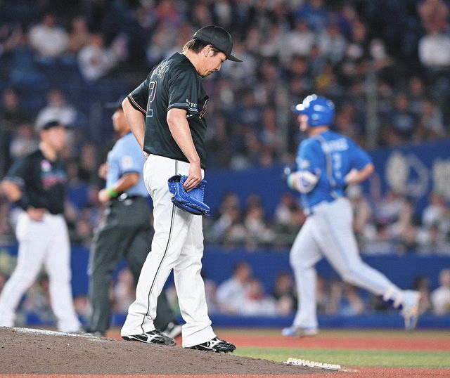 ９回表、日本ハム・マルティネス（右）に本塁打を浴びたロッテ・益田