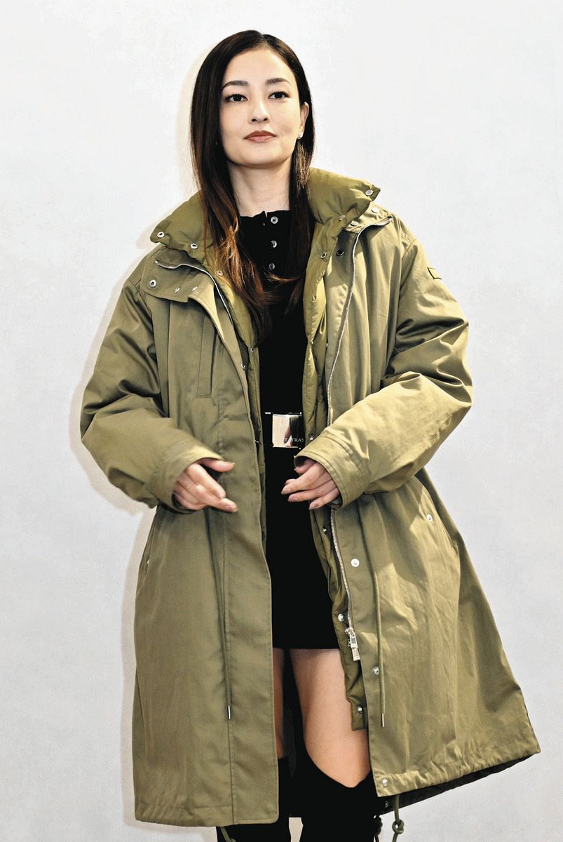 黒木メイサ、ミリタリースタイルのコート華麗に着こなし登場 冬の