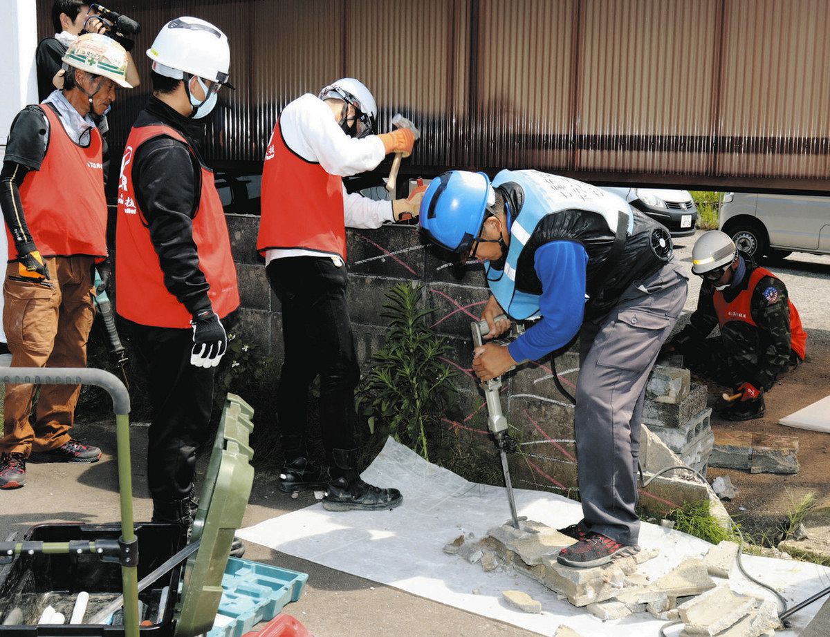 解体作業 チカラが集結 七尾に技術系ボランティアチーム 重機操作など