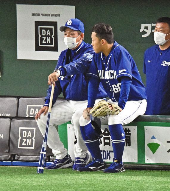練習 立浪監督と岡林：中日スポーツ・東京中日スポーツ