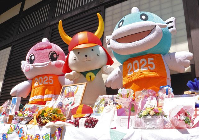 ひこにゃん17回目の誕生日 キャッフィーらも一緒にお祝い：中日新聞Web