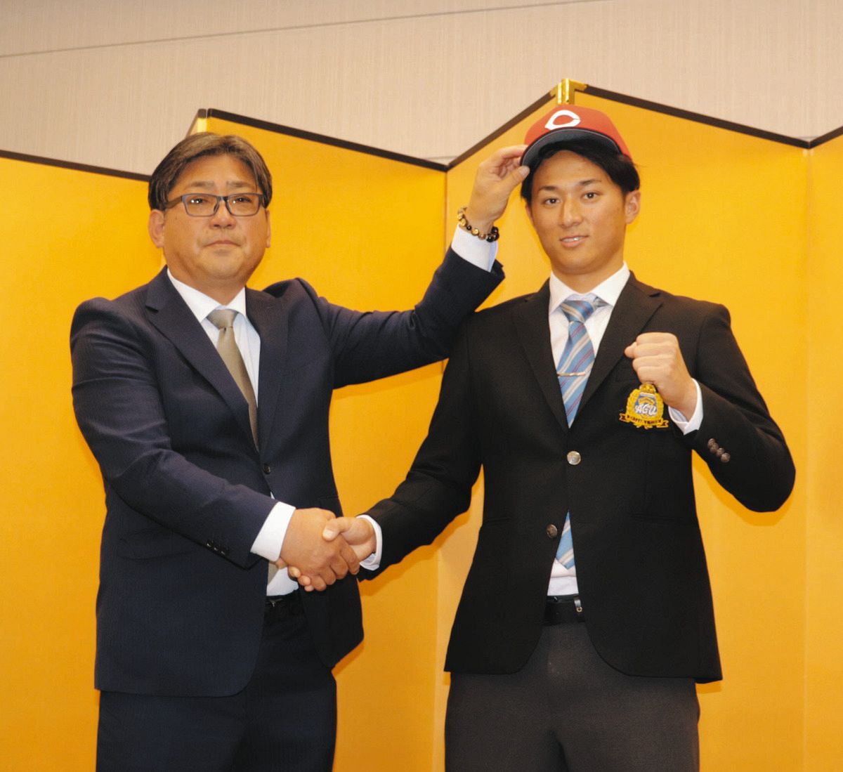 広島1位の佐々木泰、「持ち味は長打力」目標はホームラン王 左肩の