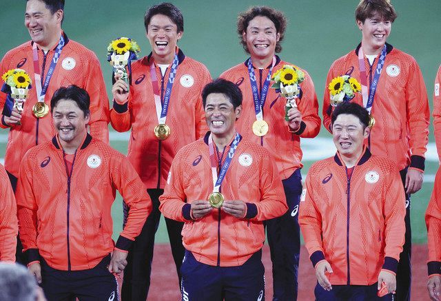日本―米国　菊池涼の金メダルをかけ、笑顔を見せる稲葉監督（中央）