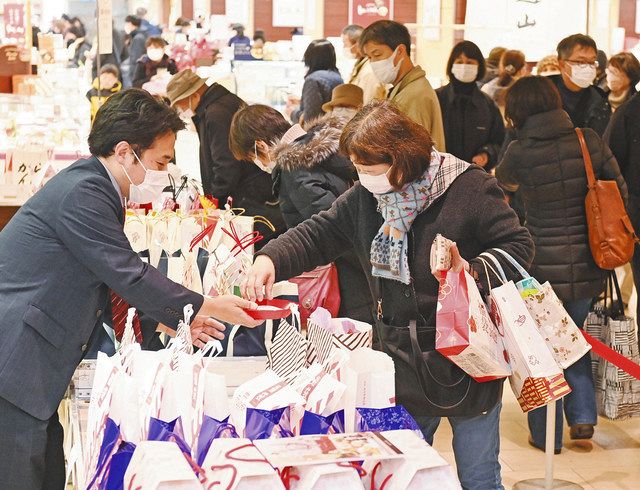 石川】初売り「昨年より人出多い」 エムザ、大和香林坊 行列も ：北陸中日新聞Web