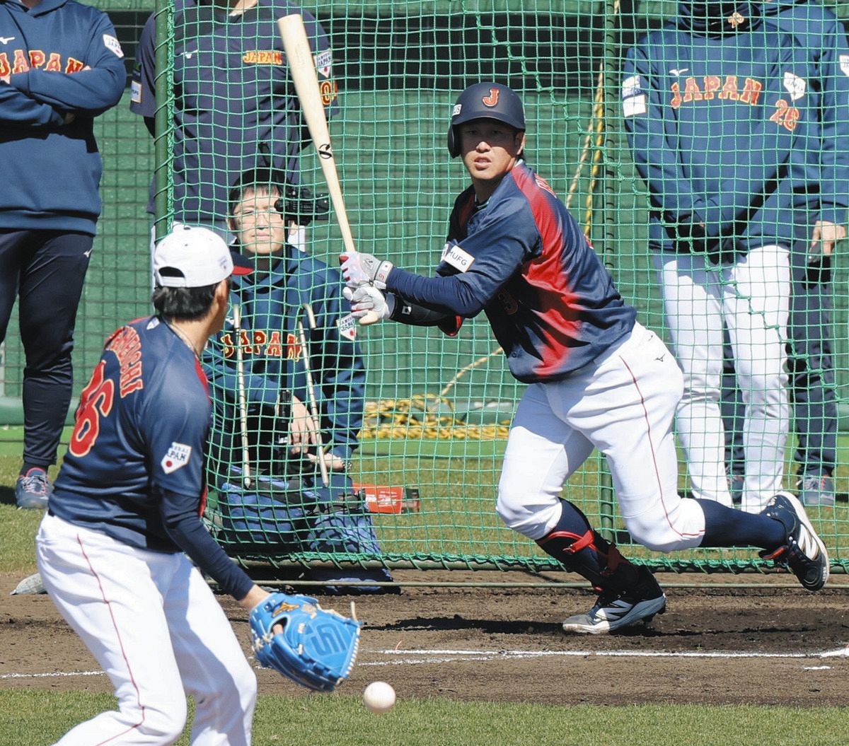 侍ジャパン】小園海斗、ライブBPで隅田から中前打に納得の表情