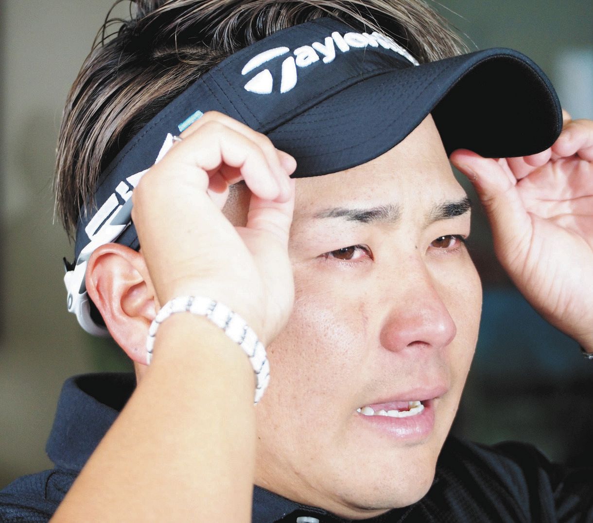 池村寛世が大泣き キャディーの恋人と熱い抱擁 5打差逆転の初優勝 ゴルフ 中日スポーツ 東京中日スポーツ