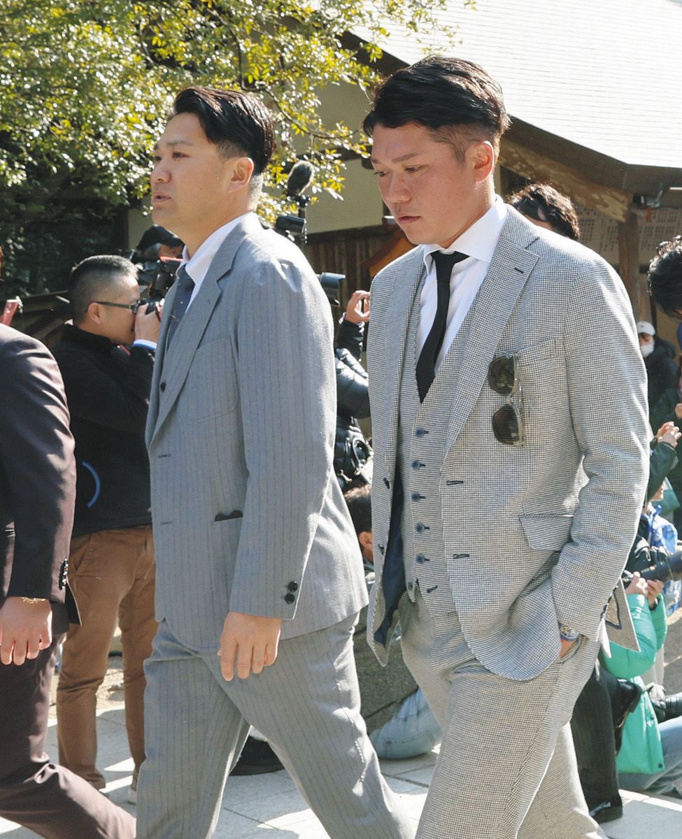 巨人・田中将大、幼なじみの坂本勇人と宮崎神宮参道を並んで歩く