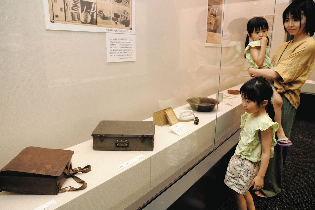 戦時中の生活をしのばせる紙や陶器で作った代用品＝津市一身田上津部田の県総合博物館で
