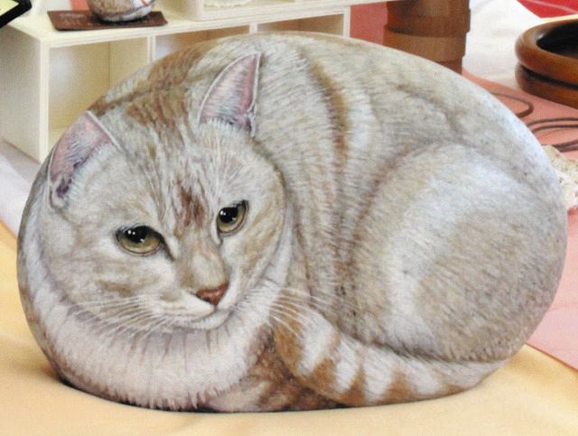 石の丸みと猫のかわいらしさがマッチ 浜松市西区で石の作品展:中日新聞しずおかWeb