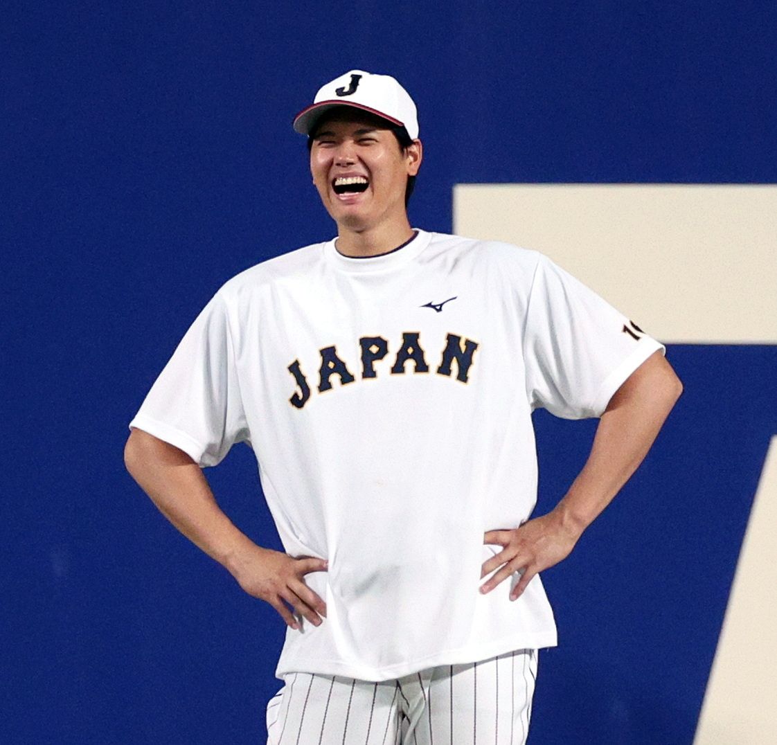 大谷翔平がグラウンド登場！「たっちゃん」Tシャツ着て吉井投手