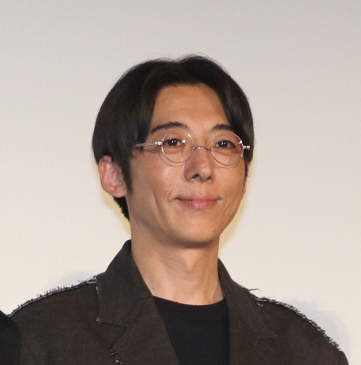 高橋一生、特殊メーク4時間で老人に変身「ひじ下くらいから老人の手に