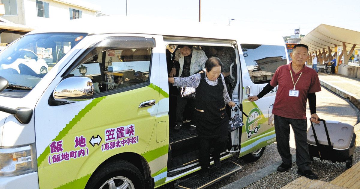 JR恵那駅前に到着したいいじ里山バス＝恵那市大井町で
