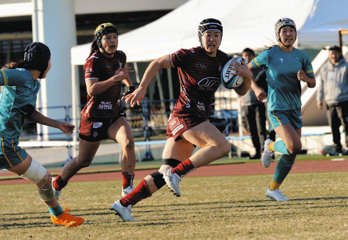 １８日の全国女子選手権準決勝で７０ｍ独走トライをあげた東京山九フェニックスのＦＢ松田凜日（中央）
