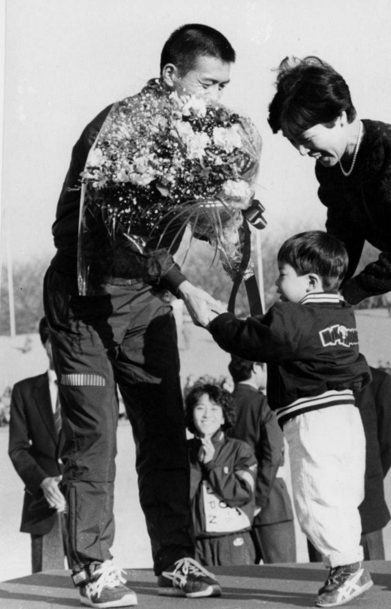 マラソン選手生活に引退、昴君から花束を受ける瀬古利彦(左)。右は故中村監督の夫人＝1988年12月撮影