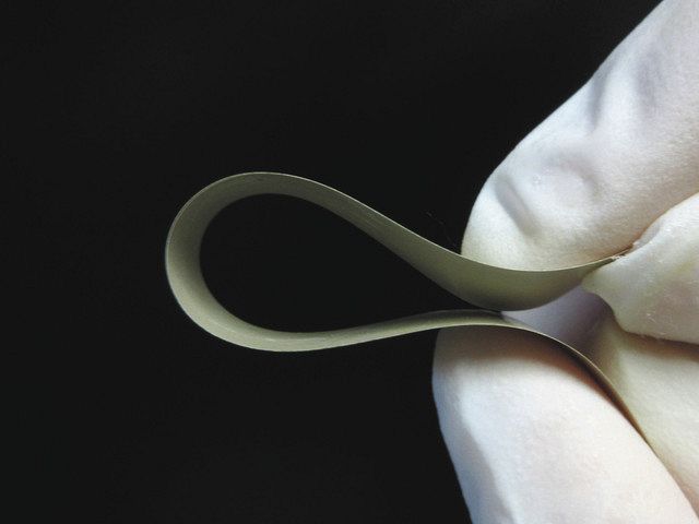 ２００度の高温下でも使える導電性樹脂銀ペーストを塗った電極＝ノリタケカンパニーリミテド提供 