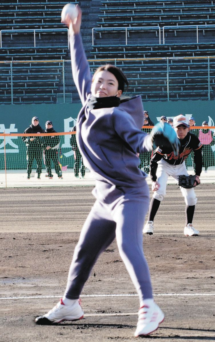 ◇渋野日向子がソフトボール対決でストレート勝負【写真】:中日 ◇渋野日向子がソフトボール対決でストレート勝負【写真】:中日