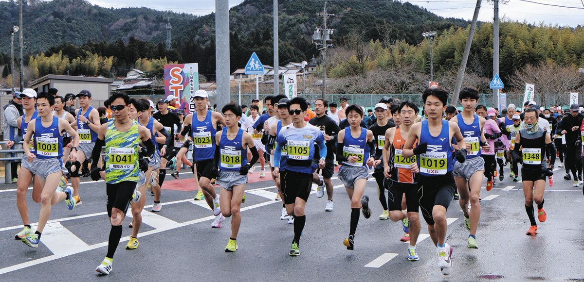 一斉にスタートするランナーたち＝恵那市明智町で