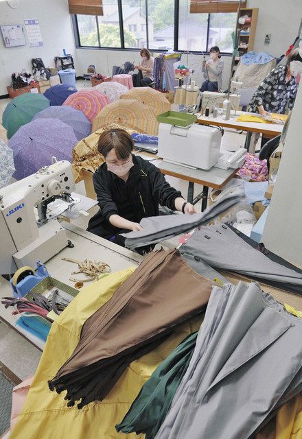 梅雨時こだわりの傘で 福井洋傘で職人ら手作り ：日刊県民福井Web