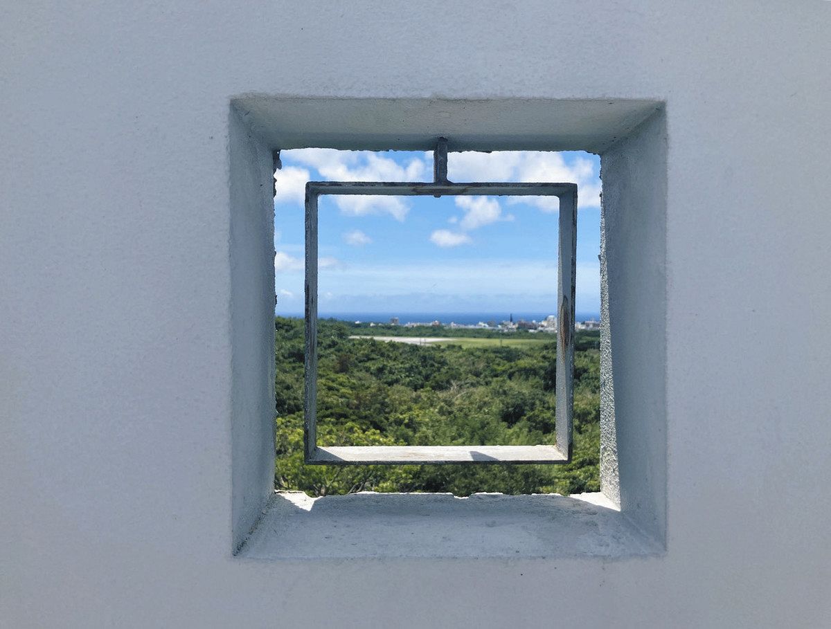 「沖縄戦の図」が展示されている佐喜真美術館の屋上から見える米軍普天間基地の滑走路。日本の米軍施設の約7割が沖縄県に集中している＝沖縄県宜野湾市で