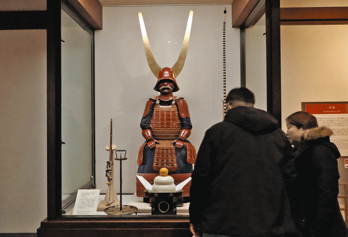 井伊の赤備え、華やかに 彦根城博物館で恒例の「具足飾」：中日新聞Web
