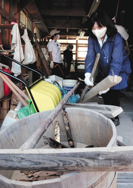 蔵から見つかったおけや製塩作業に使われたとみられる古道具＝珠洲市清水町で 