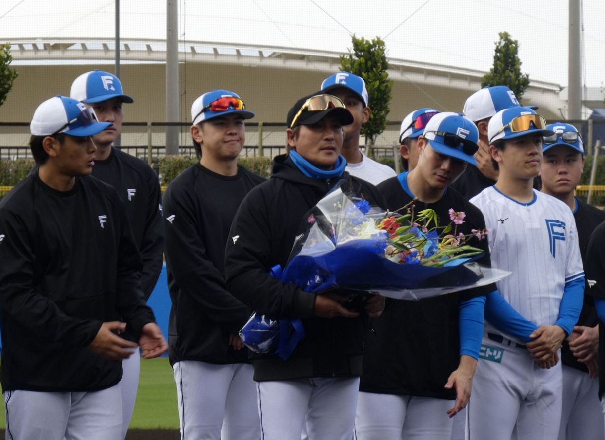 日本ハム】新庄剛志監督が激励の花束に笑顔 練習に先駆けてキャンプ地