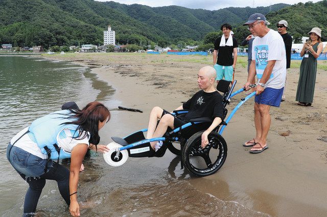 大好きだった海水浴、車椅子でも 敦賀の利用者、ビーチ整備に奮闘：中日新聞Web