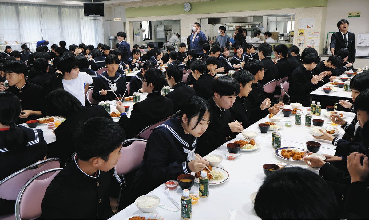 学食での食事を楽しむ生徒ら＝瑞浪市土岐町の中京学院大で
