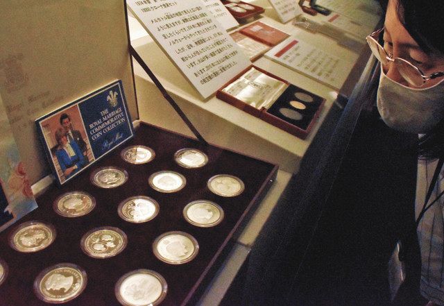 世界各国の記念コインが並ぶ会場＝一宮市大和町妙興寺の市博物館で 