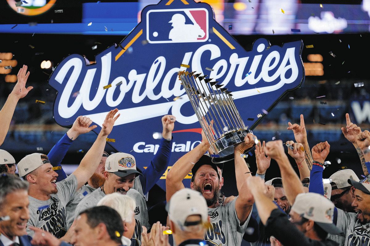 山本由伸、タラップで優勝トロフィー掲げた！世界一ドジャース、本拠地