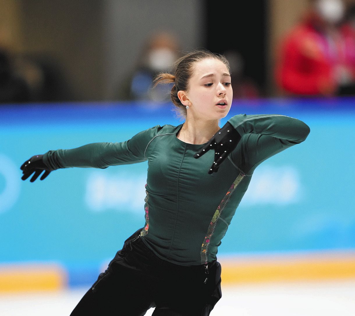 ワリエワ、練習後に報道陣が詰めかけるも…無言【北京五輪フィギュア