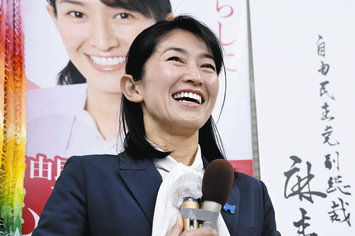 ◇森下千里氏、衆院選宮城4区で当選を確実にし笑顔であいさつ【写真 