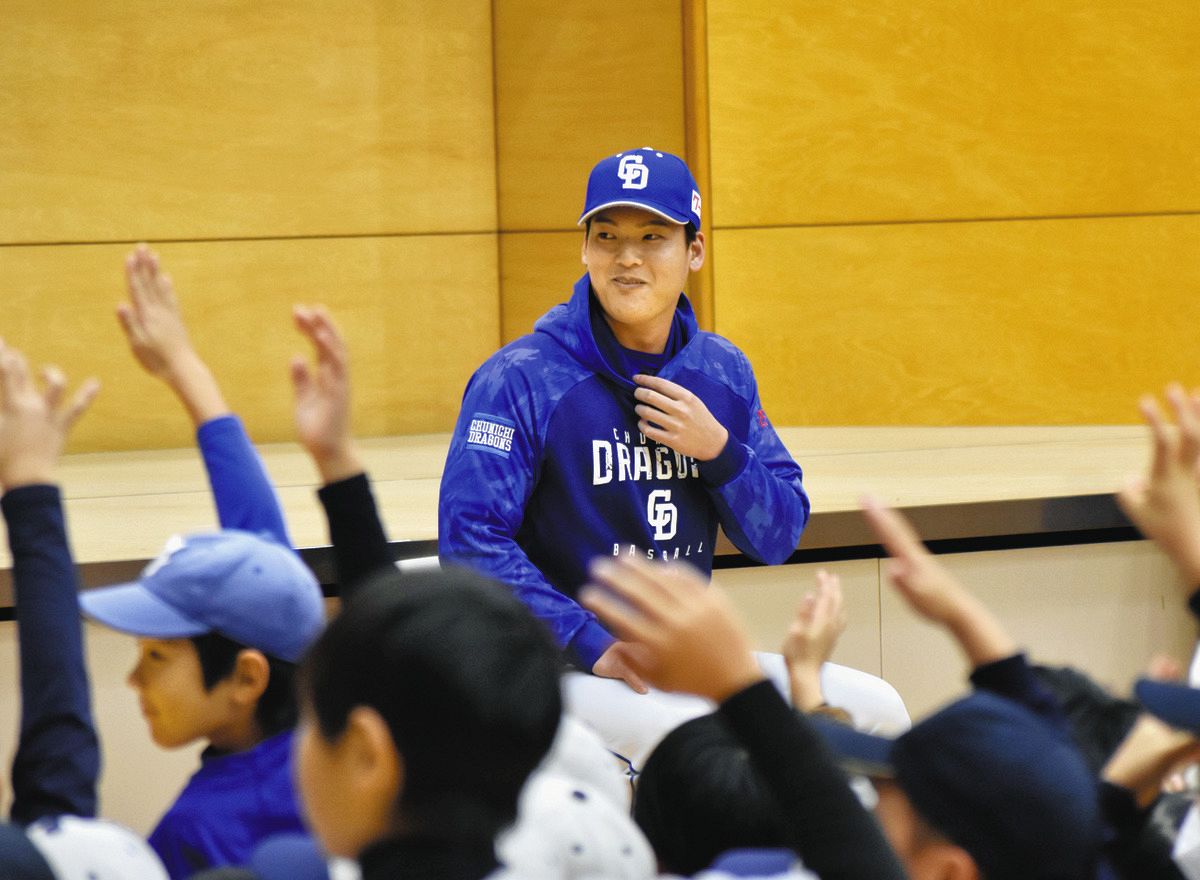 中日・石川昂弥「本塁打30本打って4番の仕事」 野球教室に参加の小学生 