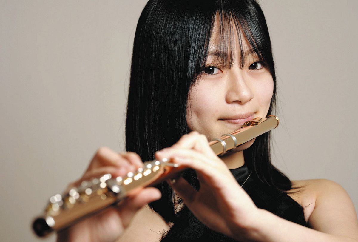 手彫りのフルート奏者 インドネシア 手彫りのフルート奏者 インドネシア