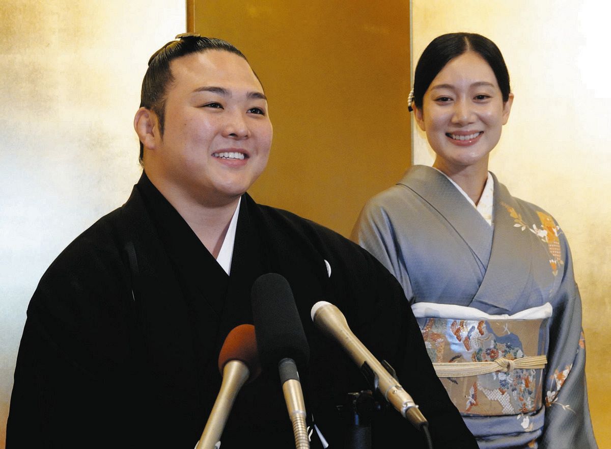 笑顔でお互いの印象などを語る炎鵬（左）と妻の美希さん