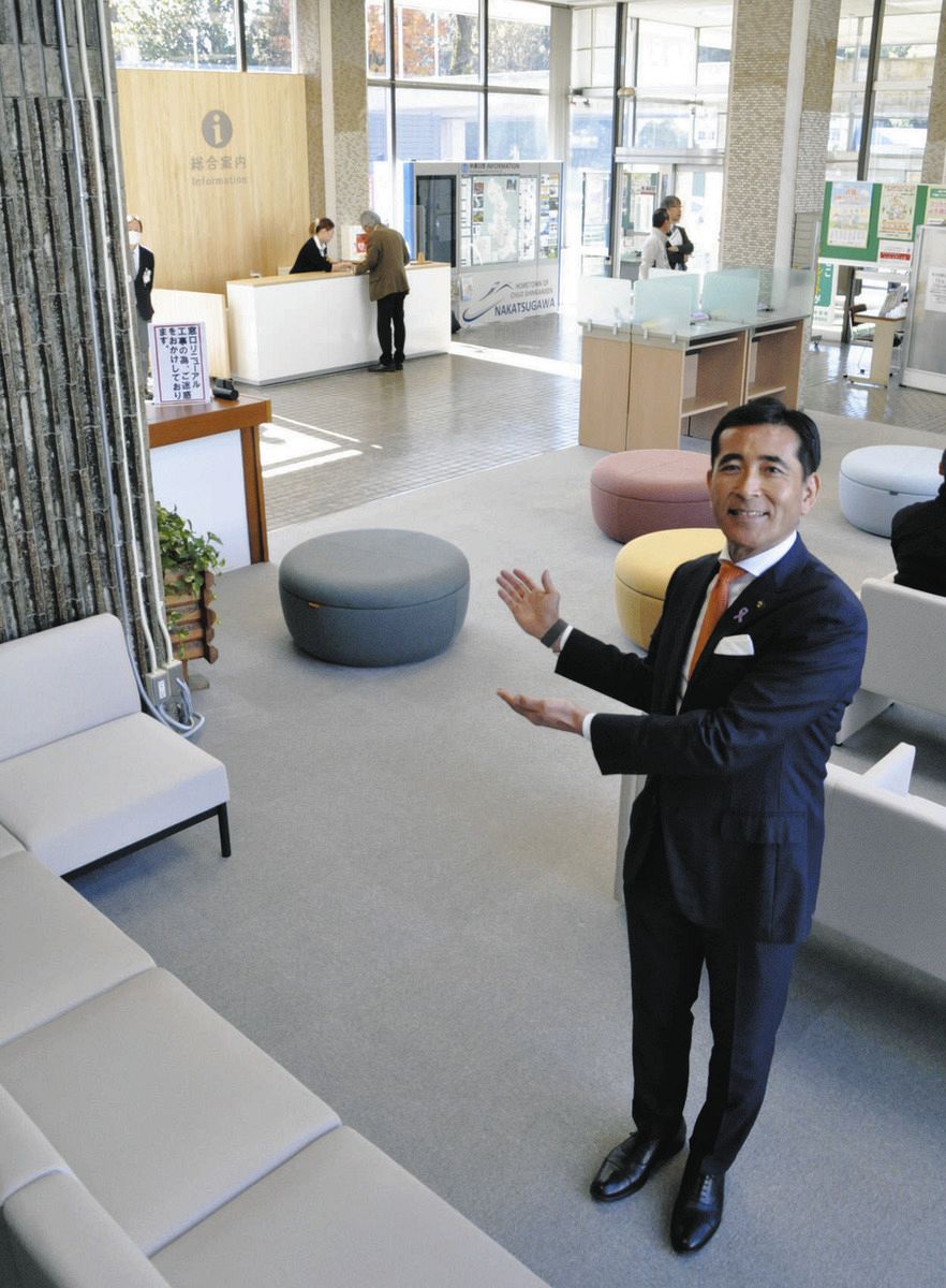 広くなった待合スペースをアピールする小栗市長＝中津川市役所で
