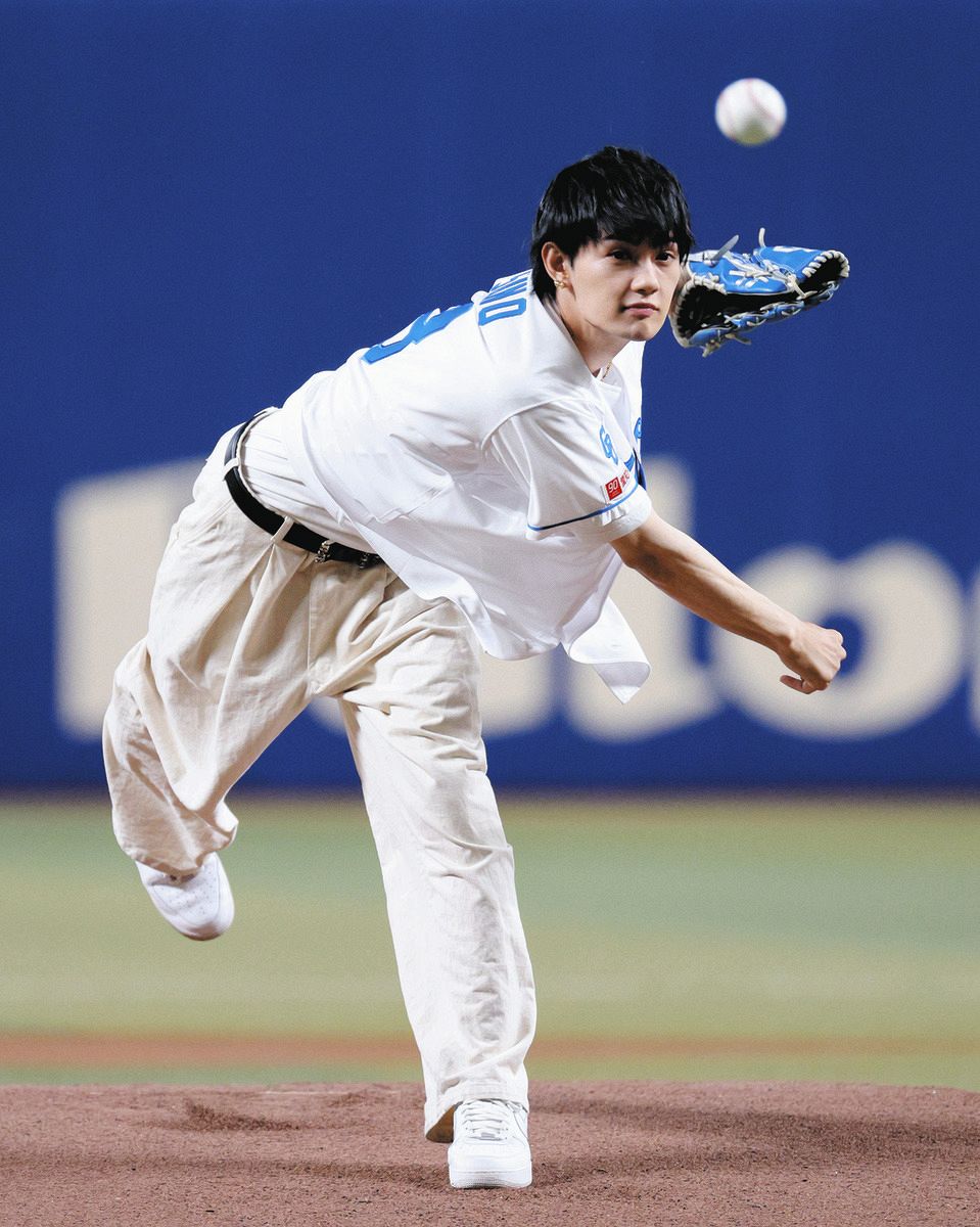 セレモニアルピッチを行う佐野勇斗さん