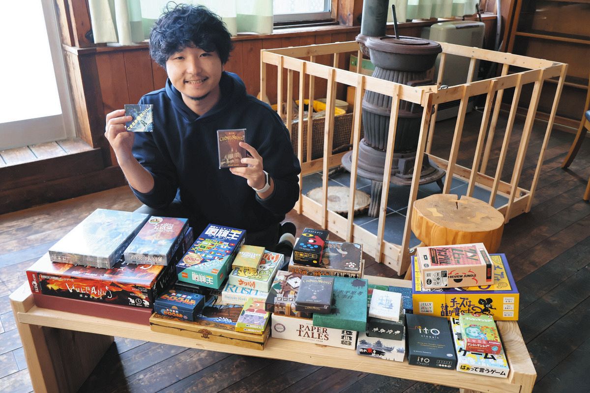 バラエティー豊かなボードゲームと下川さん＝恵那市串原で